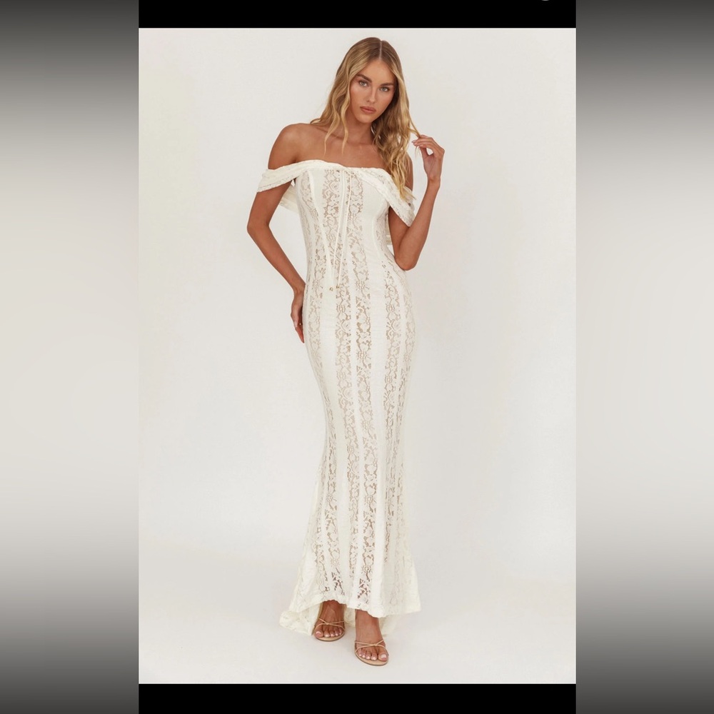 Chic Off-Shoulder Lace Maxi Dress in Cream brand new✨
